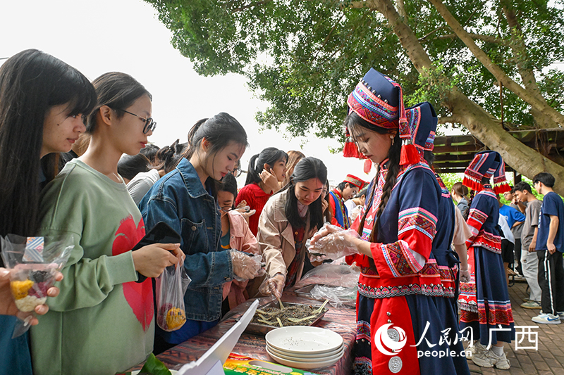 學(xué)生們體驗(yàn)艾粑制作過(guò)程。人民網(wǎng) 雷琦竣攝
