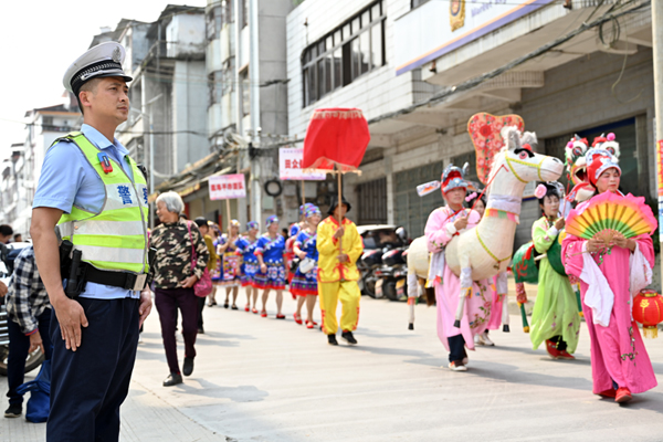 公安交警在活動(dòng)現(xiàn)場執(zhí)勤。梁觀遠(yuǎn)攝