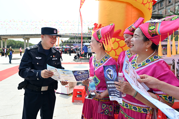 民警向現(xiàn)場群眾宣傳反詐知識(shí)。梁觀遠(yuǎn)攝