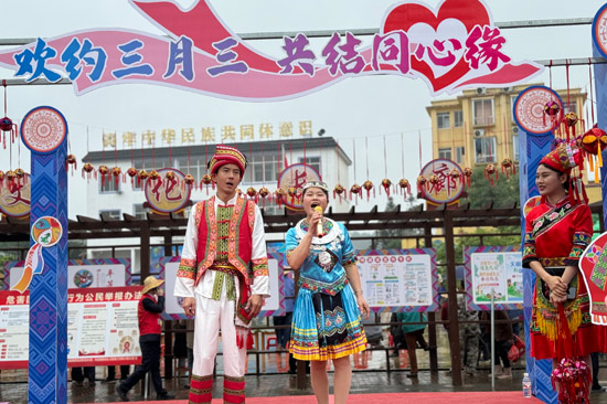 2.山歌對(duì)唱（團(tuán)興業(yè)縣委供圖）