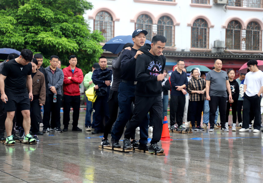 三人板鞋比賽。覃美攝