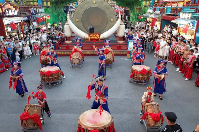馬山會(huì)鼓表演。廣西旅發(fā)不夜城運(yùn)營(yíng)管理有限公司供圖