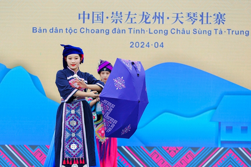 模特走秀展示壯錦文創(chuàng)新品。龍州縣委宣傳部供圖