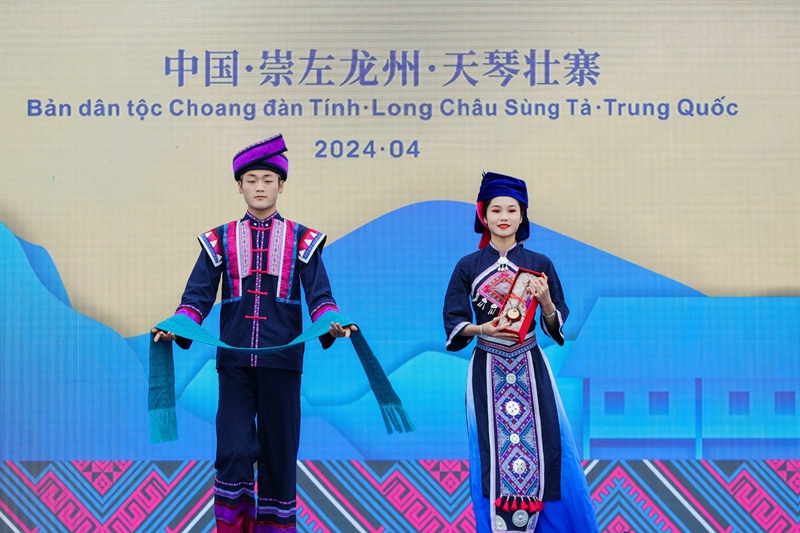 模特走秀展示壯錦文創(chuàng)新品。龍州縣委宣傳部供圖