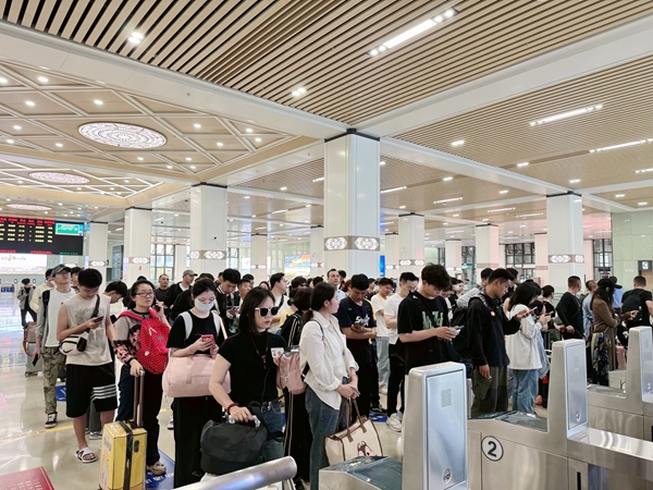 旅客在吳圩機(jī)場(chǎng)站等待檢票進(jìn)站。于莉攝
