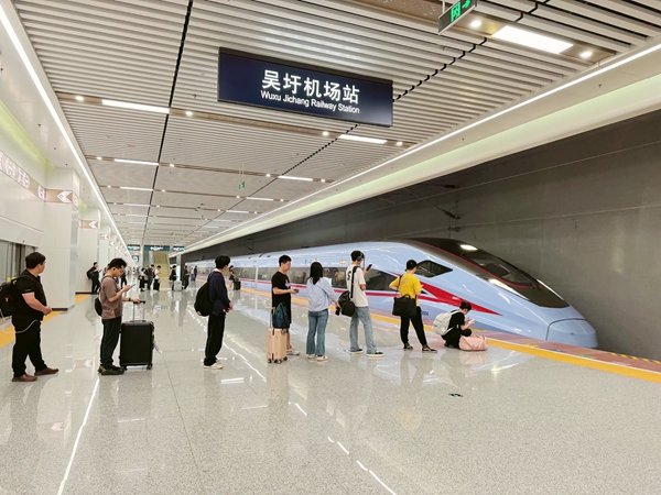 吳圩機場站旅客等待上車。于莉攝