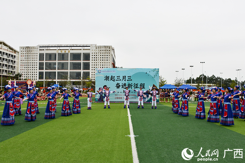 同學(xué)們唱響《壯族敬酒歌》。人民網(wǎng) 馮肖慧攝