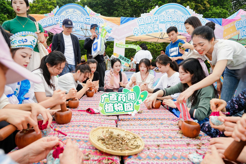 市民在制作香囊。主辦方供圖
