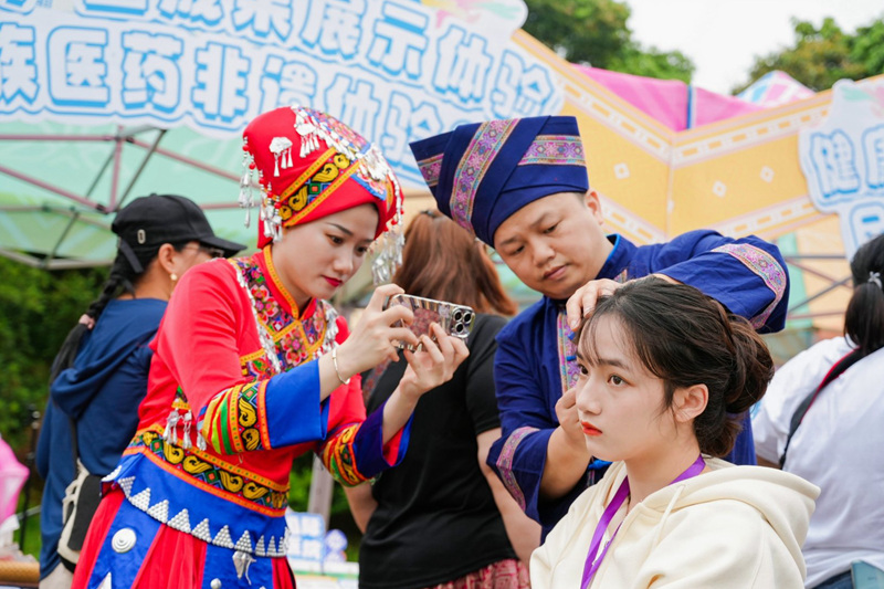 市民體驗(yàn)壯醫(yī)針灸療法。主辦方供圖