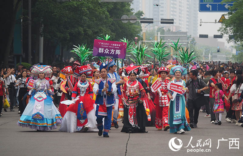 巡游現(xiàn)場。人民網(wǎng) 付華周攝