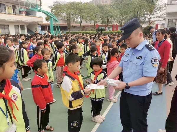 民警向?qū)W生發(fā)放禁毒宣傳資料