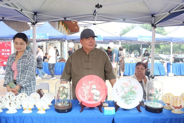 現(xiàn)場非遺特色產(chǎn)品貝雕展示。北海市總工會供圖
