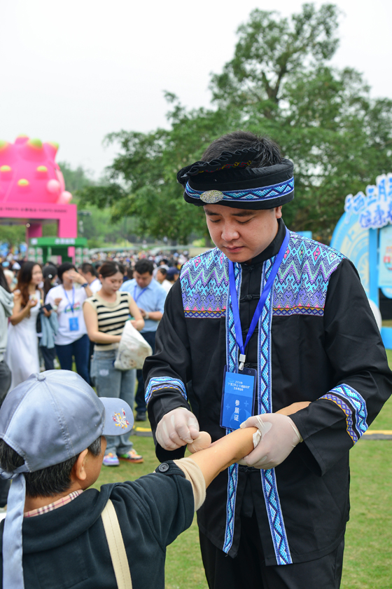 市民朋友體驗(yàn)壯醫(yī)滾蛋療法。