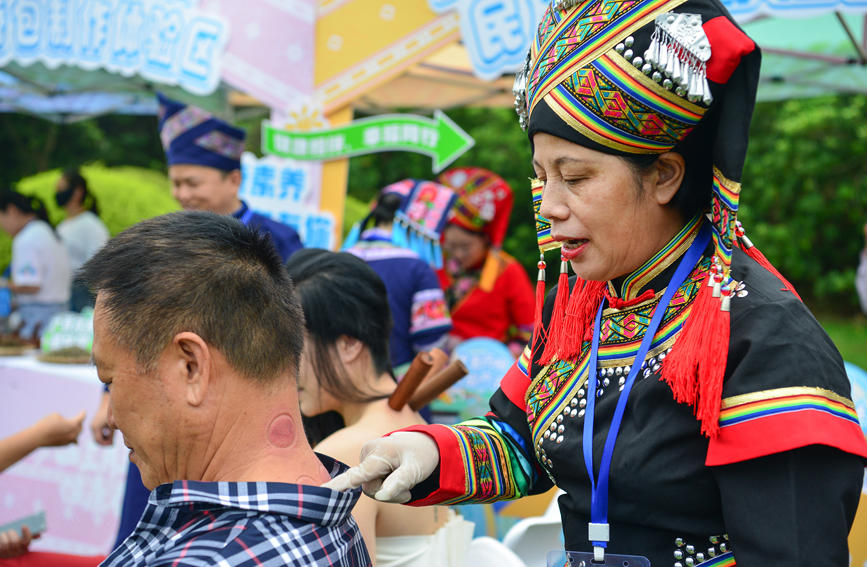 市民朋友體驗壯醫(yī)藥物竹罐療法。