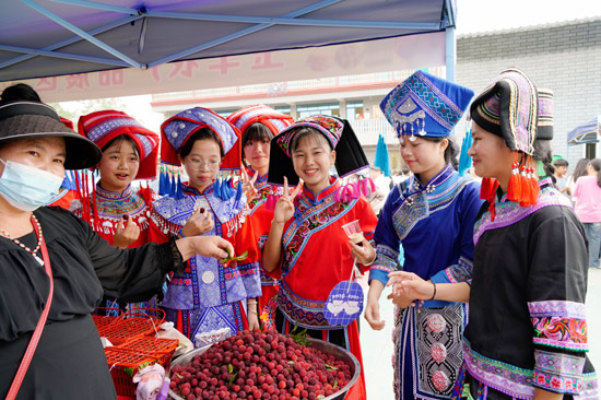 3. 黃凌鎮(zhèn)美食節(jié)現(xiàn)場，游客在楊梅展區(qū)品嘗楊梅。