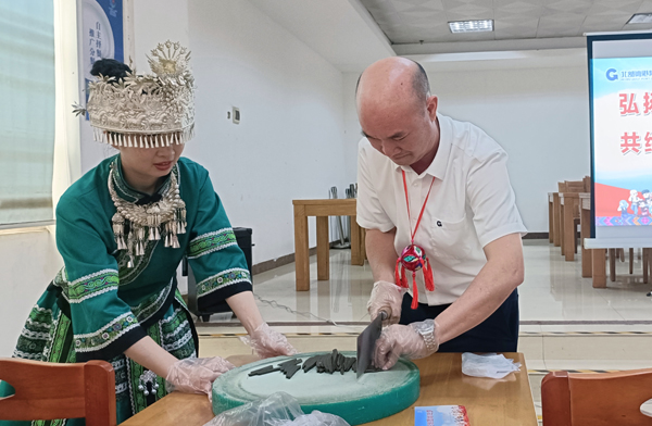 制作北海市非遺項(xiàng)目——雞屎藤?