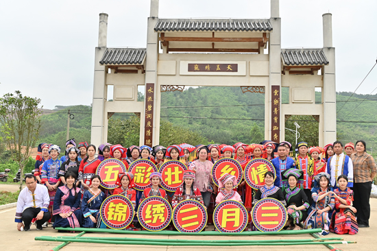 跳壯歡迎賓隊(duì)伍。張銘慧攝