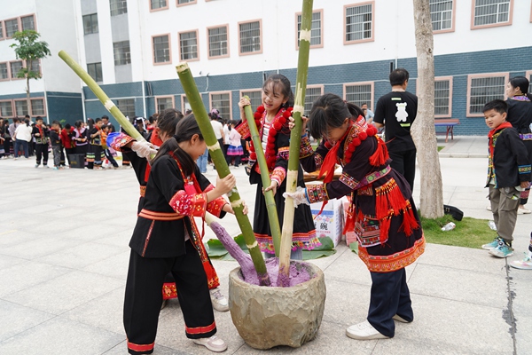 學(xué)生正在打糍粑