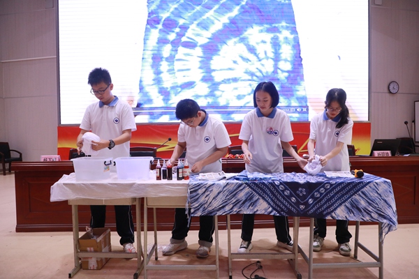 學(xué)生在學(xué)習(xí)扎染