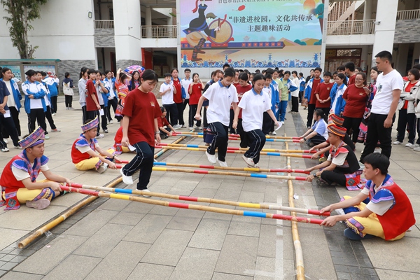 學生在跳竹竿舞