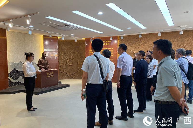 參觀黃文秀先進(jìn)事跡展覽館。人民網(wǎng) 馮肖慧攝