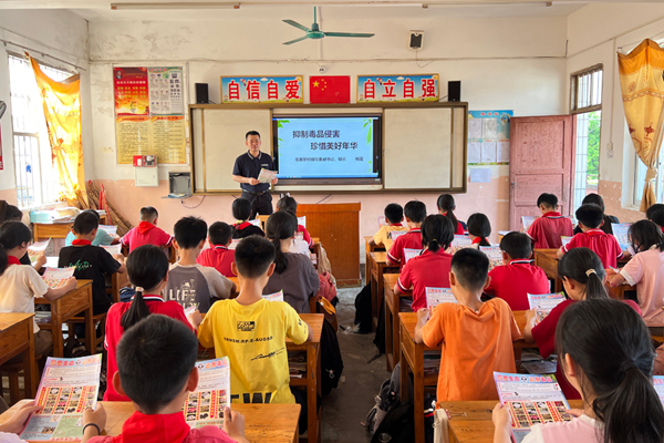 容縣黎村鎮(zhèn)溫泉小學(xué)禁毒教育課。容縣融媒體中心供圖