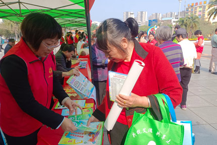 博白縣婦聯(lián)開展巾幗禁毒反詐普法宣傳進(jìn)萬家宣傳活動博白縣婦聯(lián)以此次活動為契機(jī)，組織巾幗志愿者、同一藍(lán)天協(xié)會志愿者開展巾幗禁毒反詐普法宣傳進(jìn)萬家系列宣傳活動，積極向群眾普及禁毒、反詐知識，營造全民參與禁毒良好宣傳氛圍?！驹敿?xì)】 