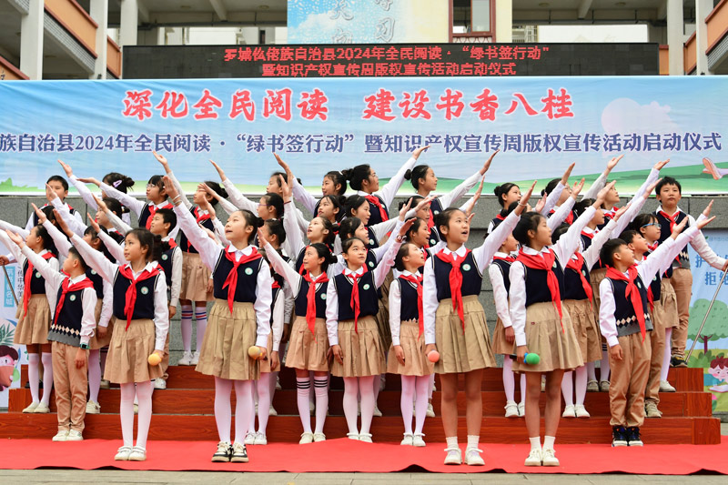 小學(xué)生在朗誦《少年中國說》。