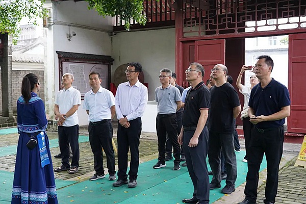 考察組在莫土司衙署考察調(diào)研