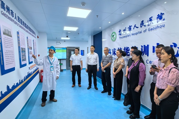 考察組在高州市人民醫(yī)院考試培訓(xùn)中心參觀學(xué)習(xí)