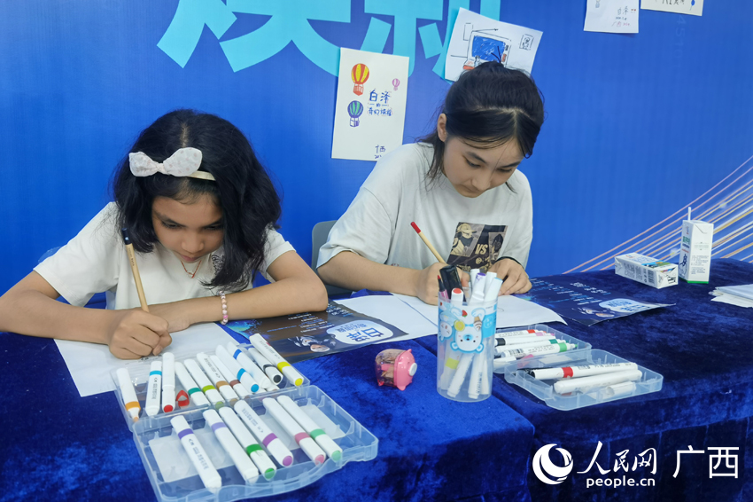 小朋友用畫筆畫出自己心中的“白澤”。人民網(wǎng)記者 王勇攝