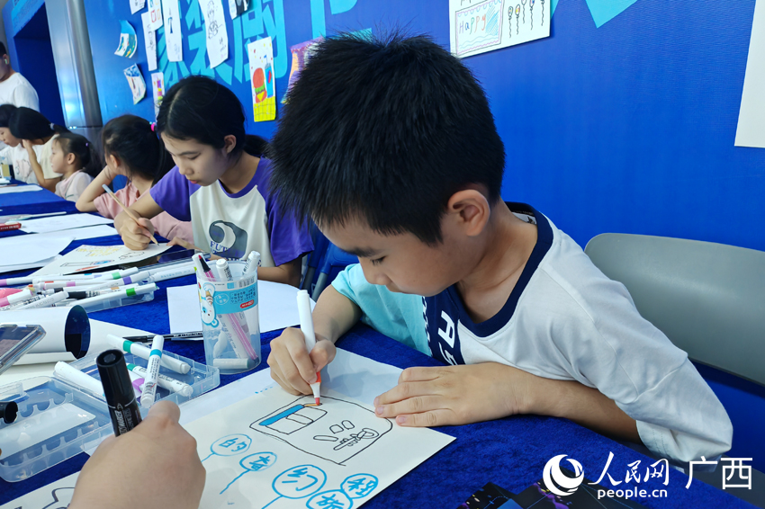9歲的小朋友蒙理成正在畫畫。人民網(wǎng)記者 朱曉玲攝