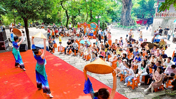 圖為 西山風(fēng)景名勝區(qū)開(kāi)展文藝表演活動(dòng) （大藤峽文化傳媒供圖）.jpg