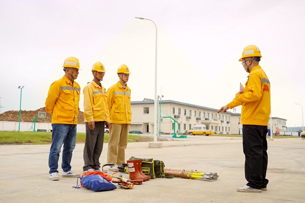 南寧供電段扶綏南電配工區(qū)副工長(zhǎng)顏國(guó)峰組織職工開(kāi)展防洪應(yīng)急搶險(xiǎn)演練。植銘鴻攝.jpg