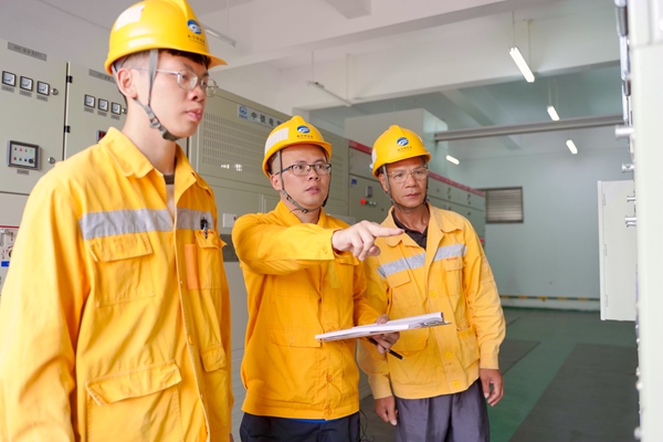南寧供電段扶綏南電配工區(qū)副工長(zhǎng)顏國(guó)峰帶領(lǐng)職工在扶綏南電配工區(qū)變電所檢查高壓開(kāi)關(guān)。植銘鴻攝.jpg