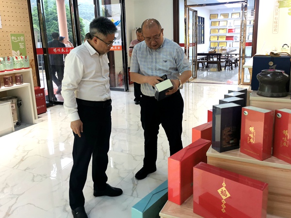 圖為調(diào)研組在馬圣村鵲鳴春茶業(yè)公司了解公司運(yùn)營情況