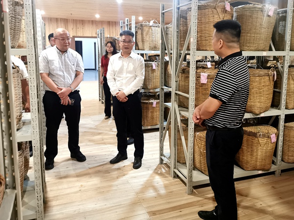 圖為調(diào)研組在六堡小鎮(zhèn)福行茶倉