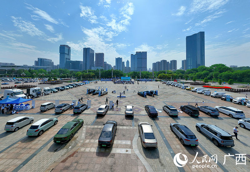 活動(dòng)現(xiàn)場(chǎng)新能源汽車展示。人民網(wǎng) 付華周攝