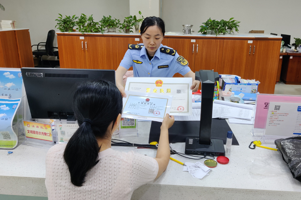 “證照聯(lián)辦”辦理現(xiàn)場。