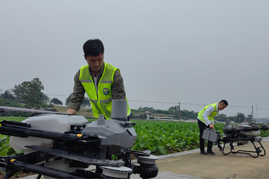 無人機(jī)飛防競賽選手在調(diào)試無人機(jī)。石保鋒攝