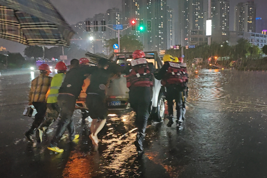 轉(zhuǎn)移車(chē)輛。百色市消防救援支隊(duì)供圖
