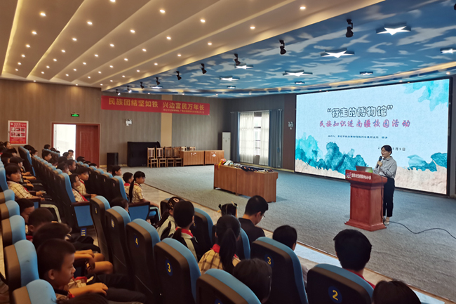 崇左市社科聯(lián)開展“行走的博物館”民族知識宣傳活動現(xiàn)場。