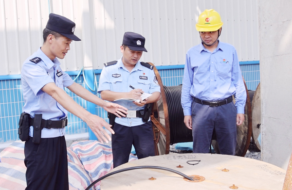 辦案民警在玖龍紙業(yè)工地現(xiàn)場(chǎng)研究被盜電纜等生產(chǎn)資料特征
