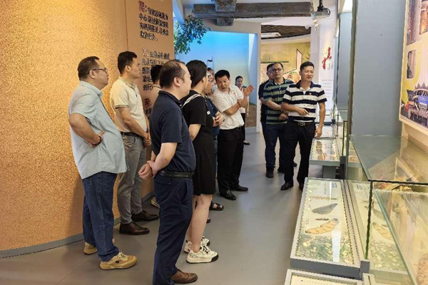 參觀南寧市白蟻防治科普基地科普展廳。