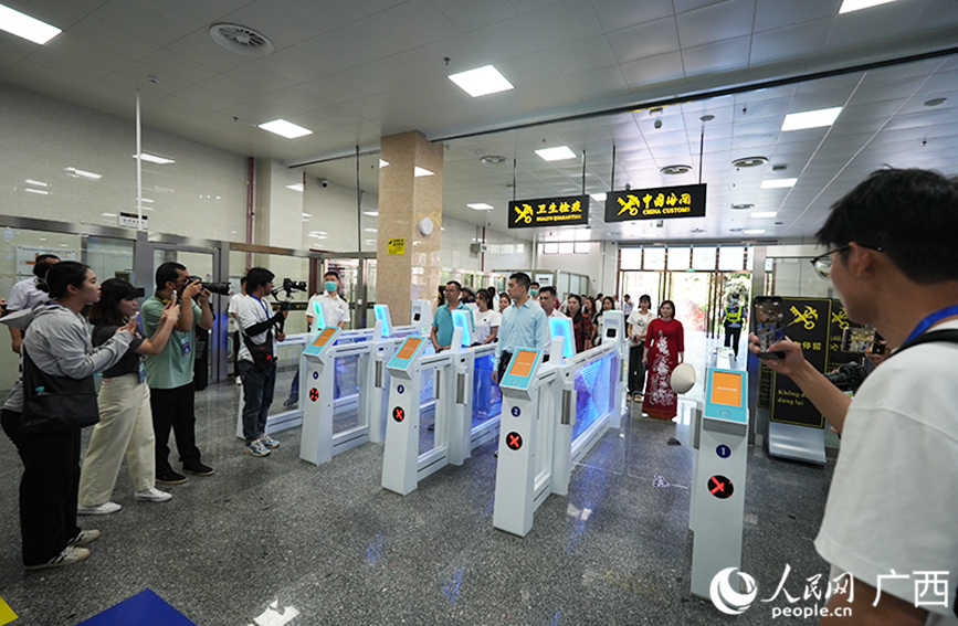 旅客有序排隊辦理出入境手續(xù)。人民網(wǎng) 馮肖慧攝