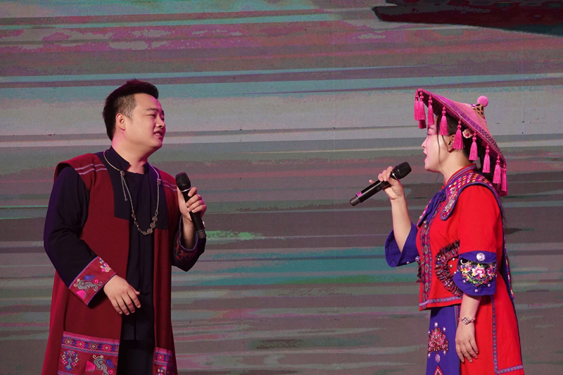 環(huán)江毛南族自治群眾小組唱《圓夢高鐵》。