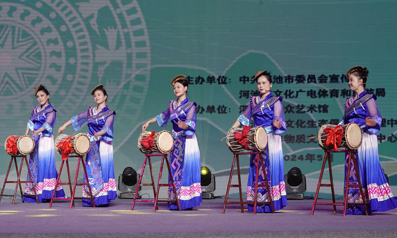 環(huán)江毛南族自治縣群眾表演祥鼓說唱《都是嬌娥惹的禍》。