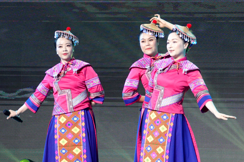 河池市非物質(zhì)遺產(chǎn)文化遺產(chǎn)保護中心的演員表演小組唱《人人叫我山歌妹》。
