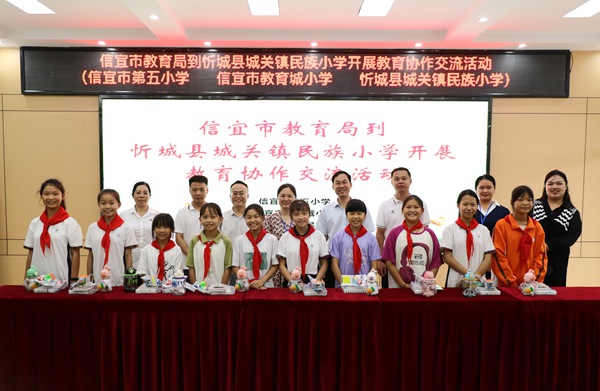 圖為團(tuán)隊為民族小學(xué)的優(yōu)秀學(xué)生送上學(xué)習(xí)用品等“六一”禮物