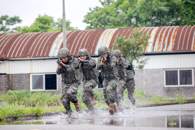 武警官兵正在進(jìn)行快速追擊。